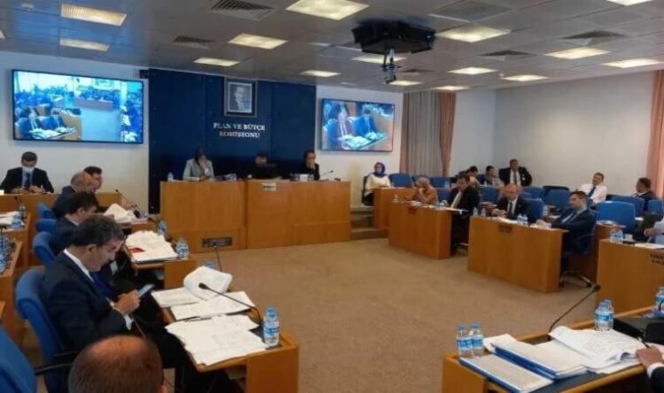 Sosyal medyaya sansür düzenlemesi komisyondan geçti