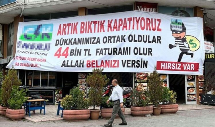 ‘Hırsız var’ diye pankart asılmıştı: Dükkan sahibi ifadeye çağrıldı