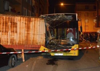 İstanbul’da otobüs 17 araca çarptı, şoför kaçtı