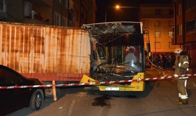 İstanbul’da otobüs 17 araca çarptı, şoför kaçtı