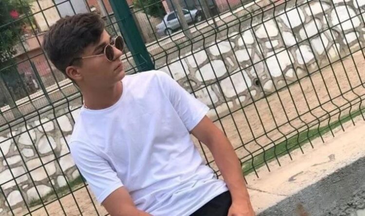 Babasının elektrik akımı verdiği suda yaşamını yitirdi