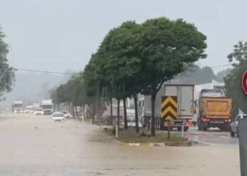 Trafiğe kapatıldı: Ulaşıma şiddetli yağış engeli!