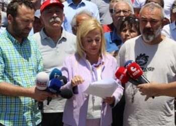 Gazeteciler İzmir’de ‘sansür’ yasasını protesto etti