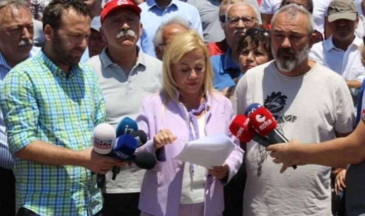 Gazeteciler İzmir’de ‘sansür’ yasasını protesto etti