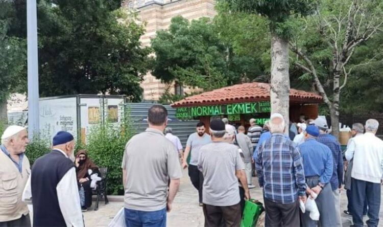 AKP’nin kalesinde ucuz ekmek kuyruğu!