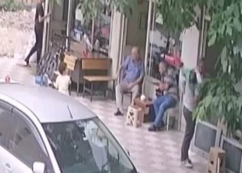 Bebek, balkondan apartman görevlisinin üstüne düştü