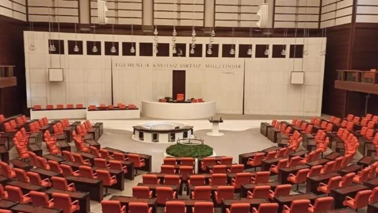 ‘Dezenformasyon teklifi’ görüşmeleri yeni yasama dönemine ertelendi