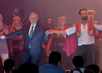 Mansur Yavaş ve Tan Taşçı Ankara havası oynadı