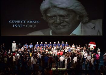 Türk sinemasının efsane ismi Cüneyt Arkın için AKM’de tören düzenlendi