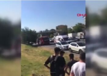 Büyükçekmece’de feci kaza! Takla atıp otobüs durağına daldı