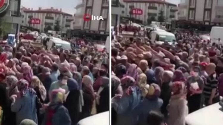 Yurttaşlar indirimli şeker alabilmek için birbirini ezdi