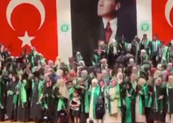 Yeni Akit, İlahiyat Fakültesi’nde “Onuncu Yıl Marşlı” mezuniyeti hedef aldı