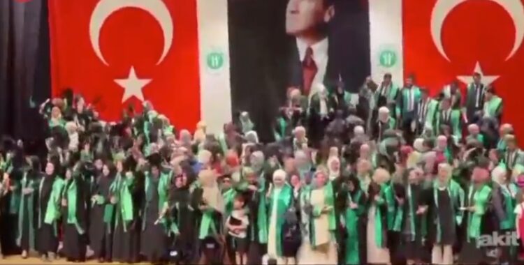 Yeni Akit, İlahiyat Fakültesi’nde “Onuncu Yıl Marşlı” mezuniyeti hedef aldı