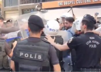 Konser yasaklarını protesto eden gençlere polis müdahalesi