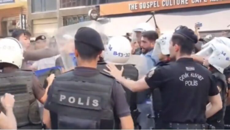 Konser yasaklarını protesto eden gençlere polis müdahalesi