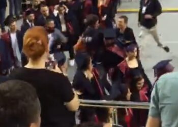 Mezuniyet töreninde Ali İsmail Korkmaz pankartı açmak isteyen öğrencilere gözaltı