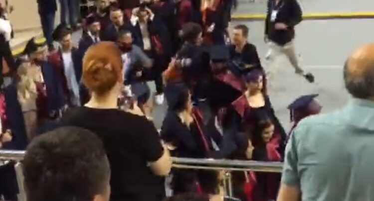 Mezuniyet töreninde Ali İsmail Korkmaz pankartı açmak isteyen öğrencilere gözaltı