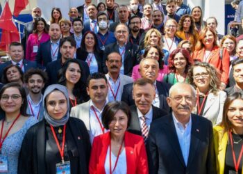CHP “Sokak Örgütlenmesi” projesi kapsamında bir milyonuncu ev ziyaretini yaptı