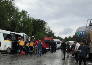 Yolcu minibüsü tankerle çarpıştı: 8 ölü, çok sayıda yaralı
