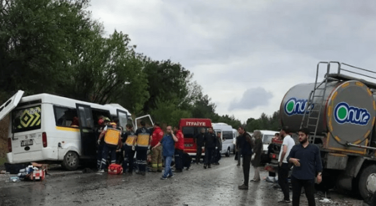 Yolcu minibüsü tankerle çarpıştı: 8 ölü, çok sayıda yaralı