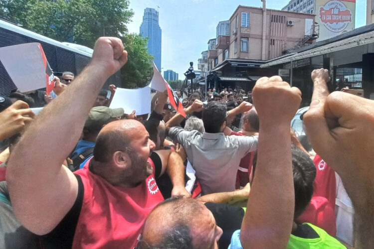 EnerjiSA direnişçilerine Sabancı Kuleleri önünde polis saldırısı