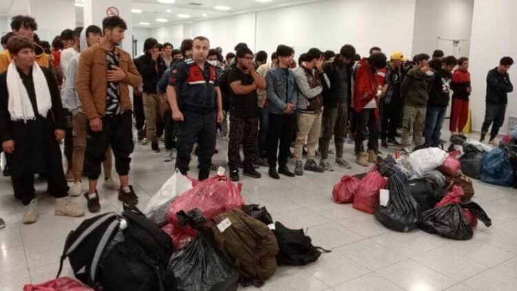 131 göçmen uçakla sınır dışı edildi