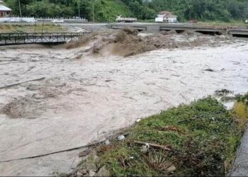 Batı Karadeniz’de sel: İki köprü yıkıldı, geçici köprüler ulaşıma kapandı