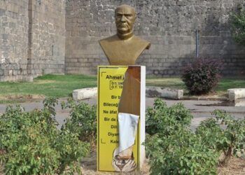 Ahmed Arif büstüne saldırı