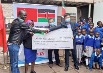 Çin iş topluluğu, Kenya’daki gecekondu okuluna malzeme bağışladı