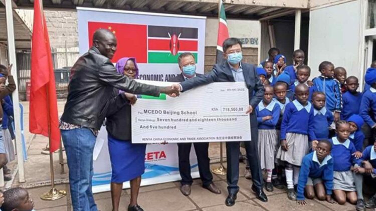 Çin iş topluluğu, Kenya’daki gecekondu okuluna malzeme bağışladı