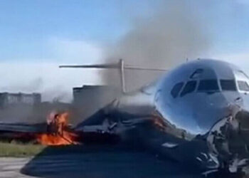 ABD’de yolcu uçağı iniş takımları olmadan indi, alevler içinde kaldı!