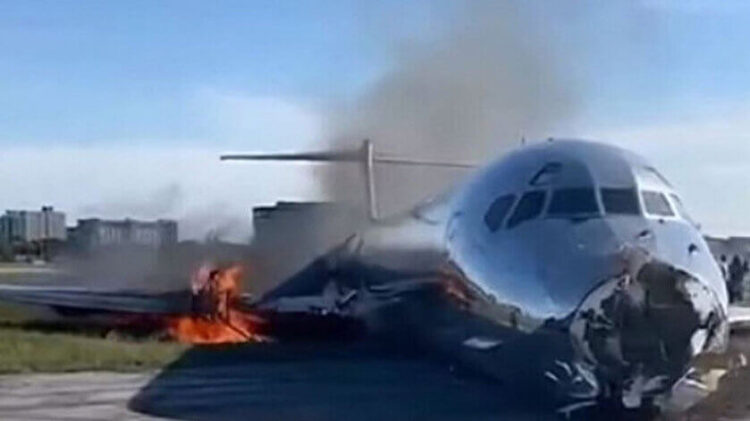 ABD’de yolcu uçağı iniş takımları olmadan indi, alevler içinde kaldı!