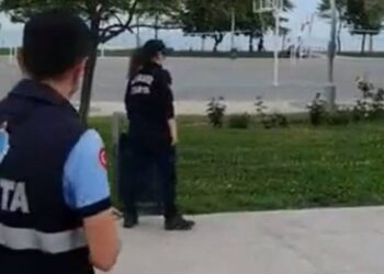 Zabıta Kılıçdaroğlu afişlerini yırttı