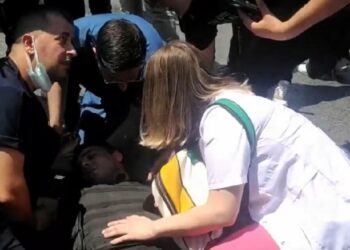 Şiddete karşı yürüyen sağlıkçılara polis şiddeti