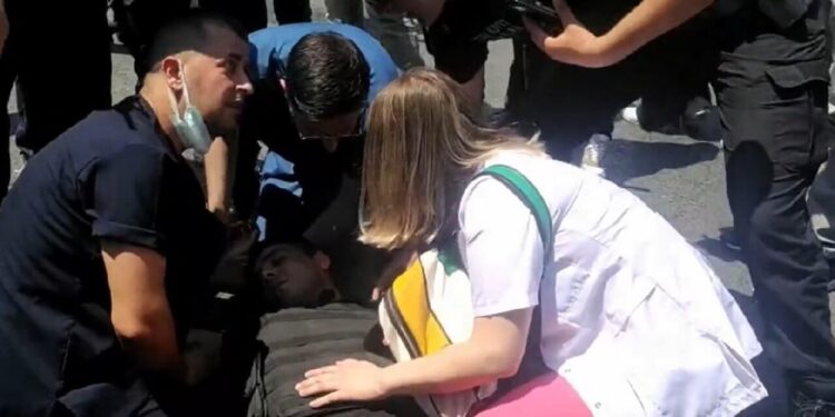 Şiddete karşı yürüyen sağlıkçılara polis şiddeti