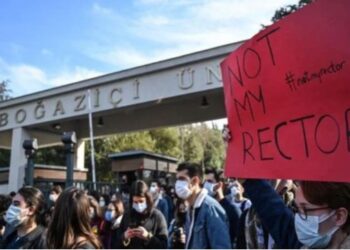 Boğaziçi Üniversitesi mezun kartlarını iptal etti