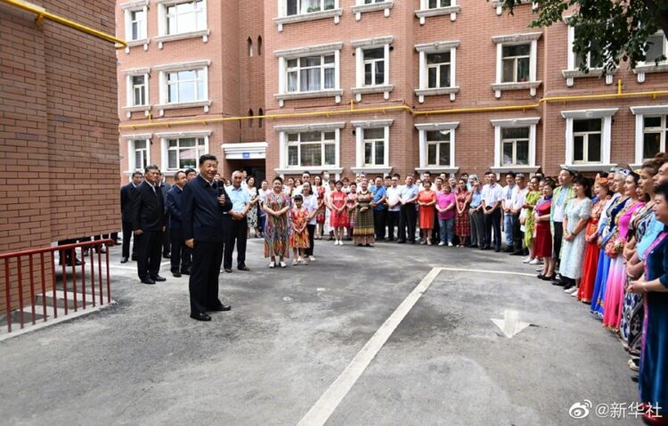 Xi, Urumçi’de etnik azınlıklarının yoğun bir şekilde yaşadığı bir mahalleyi inceledi
