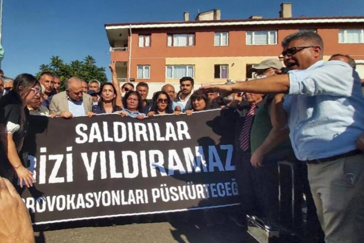 Alevi kurumlarına yönelik saldırılar birçok ilde protesto edildi