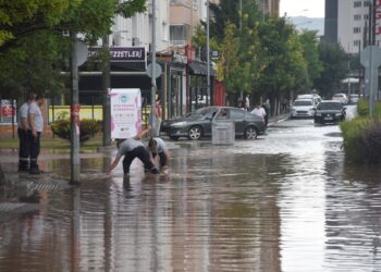 Ev ve iş yerlerini su bastı, 1 kişi hayatını kaybetti