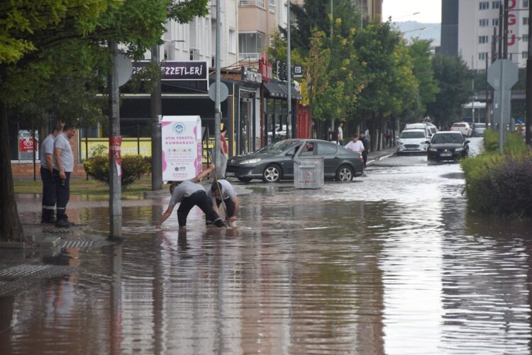 Ev ve iş yerlerini su bastı, 1 kişi hayatını kaybetti