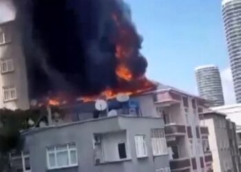 Küçükçekmece’de 4 katlı binada yangın