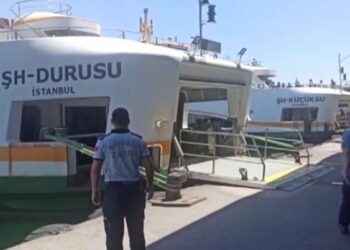 Dümeni kitlenen Şehir Hatları vapuru Karaköy iskelesine çarptı