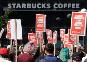 Starbucks işçileri isyanda: Baristalar tuvalet de temizliyor, kahve de hazırlıyor