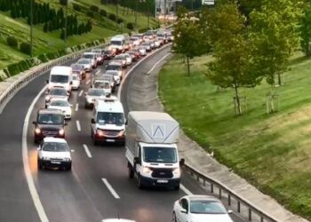 İstanbul’da bayram yoğunluğu… Trafik durma noktasına geldi