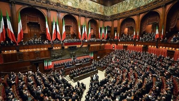 İtalya’da cumhurbaşkanı parlamentoyu feshetti