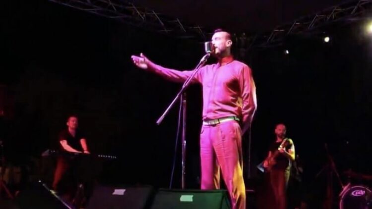 Cem Adrian, konserleri yasaklanan Grup Yorum ve Grup İsyan Ateşi için söyledi