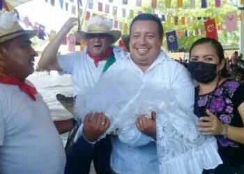 Belediye başkanı timsahla evlendi