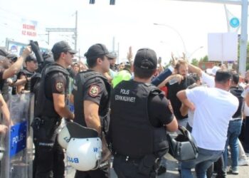 Kocaeli’de servisçilerden belediye önünde eylem
