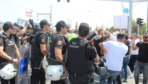 Kocaeli’de servisçilerden belediye önünde eylem