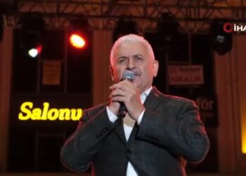 Binali Yıldırım, sahneye çıkıp türkü söyledi
